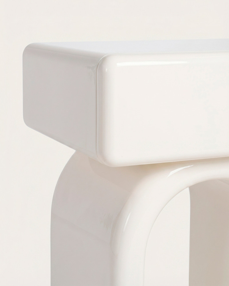 Mesita Lacado Crema Dormitorio NOVEN | Rey Home