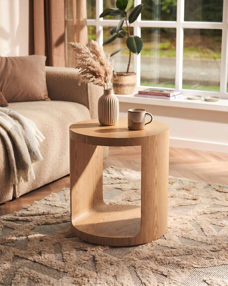 Mesa auxiliar natural KELAN decorada