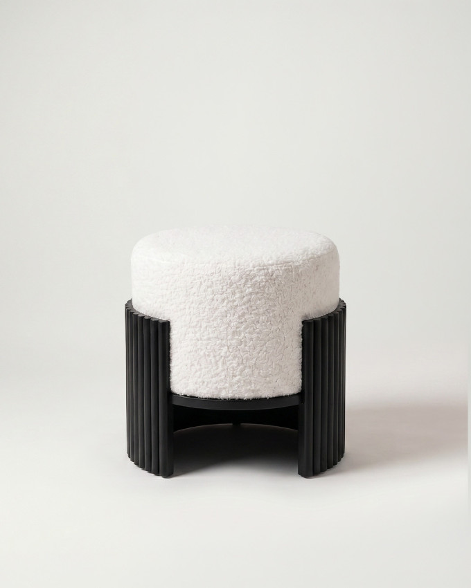 Puf tapizado con base madera BELCORA