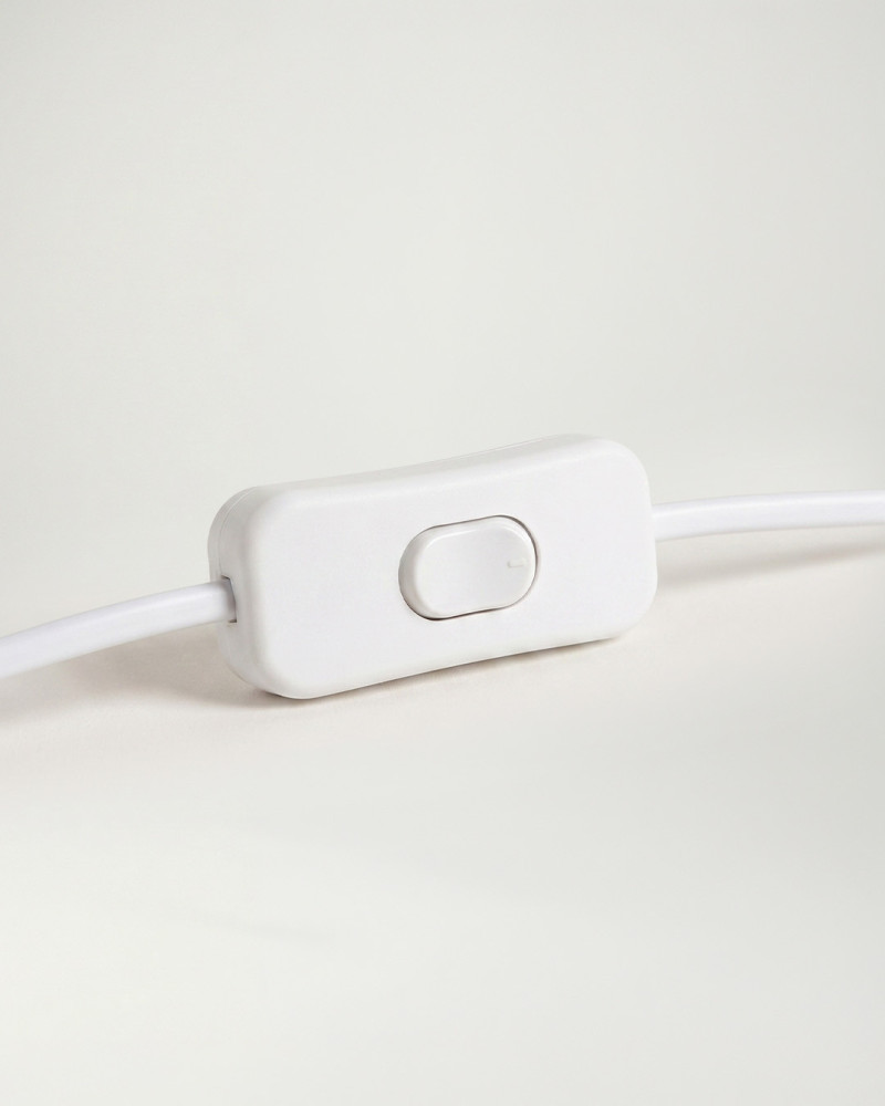 Lámpara mesa bambú ratán natural KELAR detalle del interruptor
