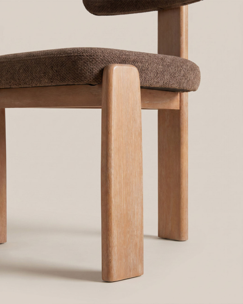 Silla ELINDA color marron vista de detalle de las patas