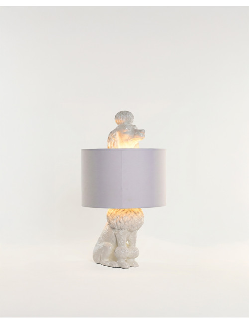 Lámpara mesa resina perro blanco ZAVEN vista frontal iluminada