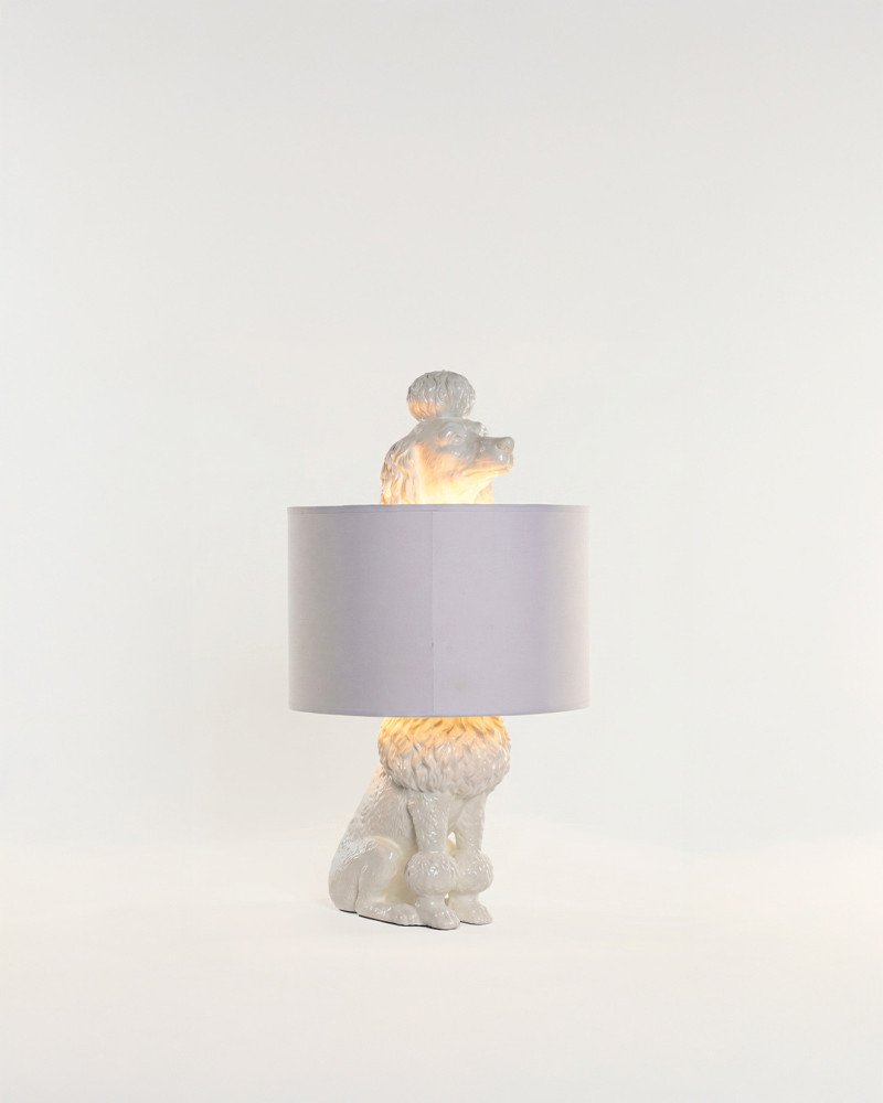 Lámpara mesa resina perro blanco ZAVEN vista frontal iluminada