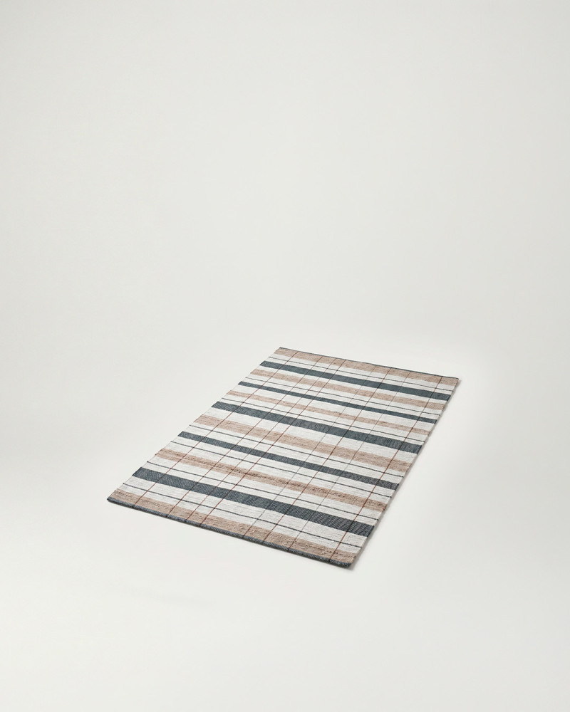 alfombra Anui tumbada de lado