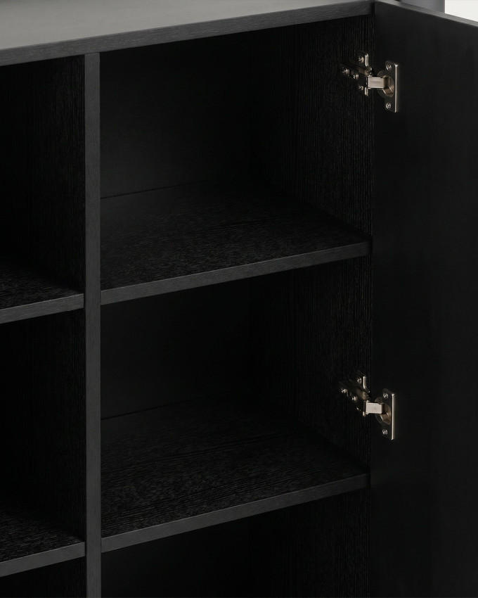 Mueble auxiliar INKU negro vista de detalle de la parte interior del mueble y las puertas abiertas