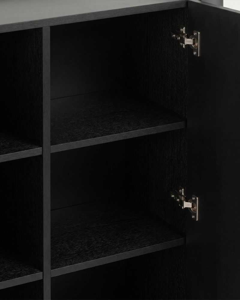 Mueble auxiliar INKU negro vista de detalle de la parte interior del mueble y las puertas abiertas