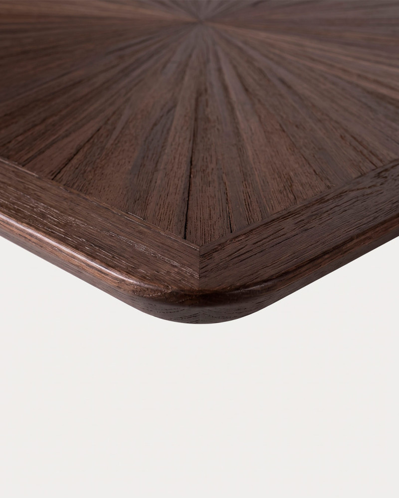 Mesa de comedor VILMA vista de detalle de la parte esquinada de la mesa