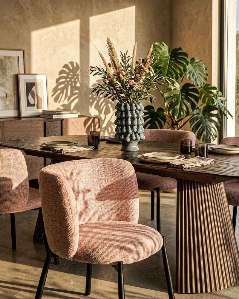 Butaca ACANTO vista decorada de la mesa y sillas coral